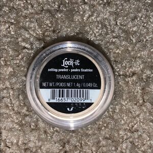 NWOT KVB setting powder, color translucent